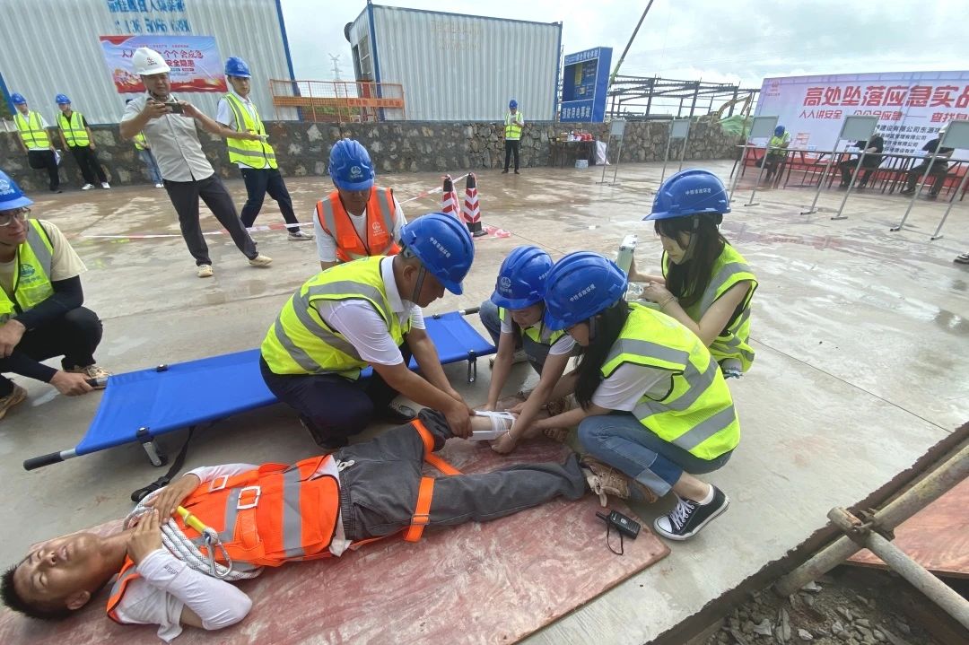 東源縣項(xiàng)目部開(kāi)展高處墜落救援演練.jpg